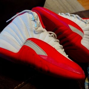 Jordan 12s pick n white size 5